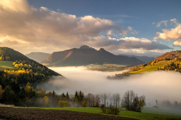 Paisaje con montañas a la salida del sol nebulosa en otoño . — Foto de Stock