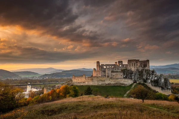 Ortaçağ kalesi Beckov sonbahar manzarasında gün batımında, Slovakya.