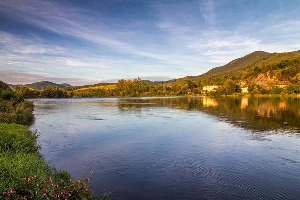 Paesaggio con il fiume Vah nel nord della Slovacchia . — Foto Stock