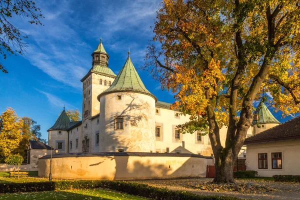 Sonbahar renklerinde parkı olan Bytca kalesi, Slovakya.