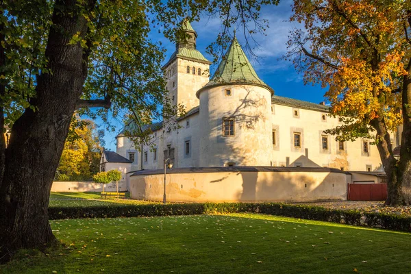 Zamek Bytca z parku w jesiennych kolorach, Słowacja. — Zdjęcie stockowe