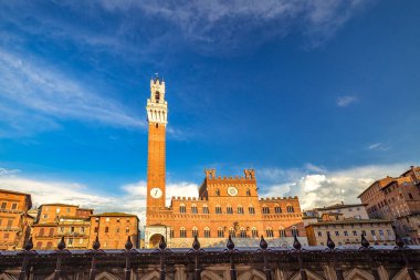 Torre del Mangia, İtalya 'nın Toskana bölgesinde Siena kasabasındaki Piazza del Campo' da bulunan kule..