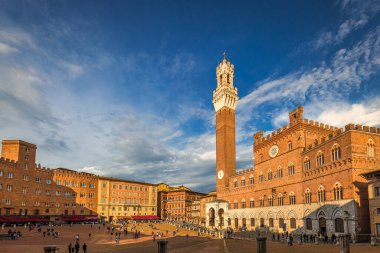 İtalya 'nın Toskana bölgesinde Siena kasabasındaki Torre del Mangia kulesiyle Piazza del Campo' da..