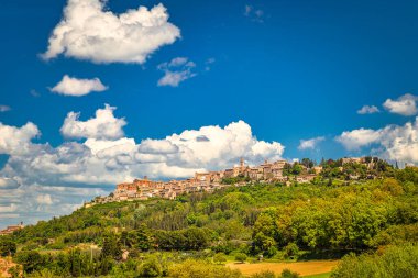 İtalya 'nın Toskana bölgesinin Val d' Orcia bölgesinde Montepulciano kasabası ve çevre manzarası.
