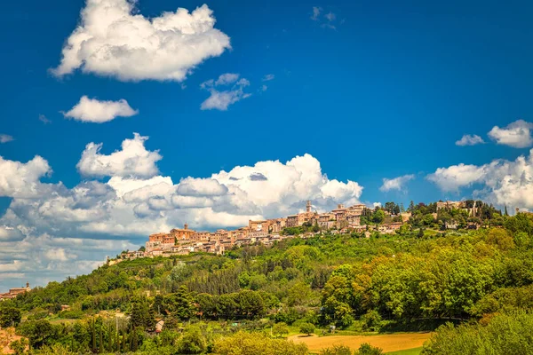 モンテプルチャーノ町とトスカーナのヴァル ドルチャ地域の周囲の風景 イタリア — ストック写真