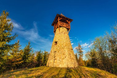 Bobovec Tepesi 'nde gözcü kulesi Stara Bystrica, Slovakya, Avrupa' nın yukarısında..