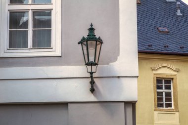Çek Cumhuriyeti, Avrupa 'da Kutna Hora' nın merkezinde sokak lambası olan tarihi bir evin ayrıntıları.