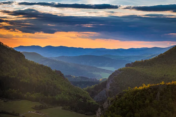 Paisaje Montañoso Atardecer Primavera Vista Desde Cima Colina Rocosa Bosmany —  Fotos de Stock