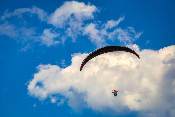 Flygande Paraglider Bakgrund Blå Himmel Med Moln — Stockfoto