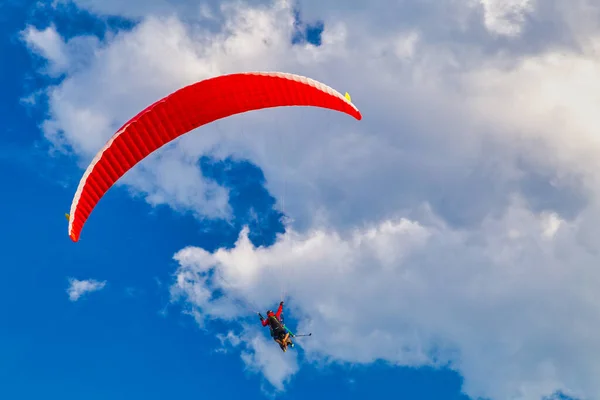 Flygande Paraglider Bakgrund Blå Himmel Med Moln — Stockfoto