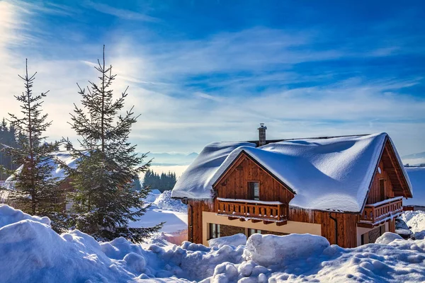 Paisaje Invernal Con Una Cabaña Montaña Madera Cubierta Nieve — Foto de Stock