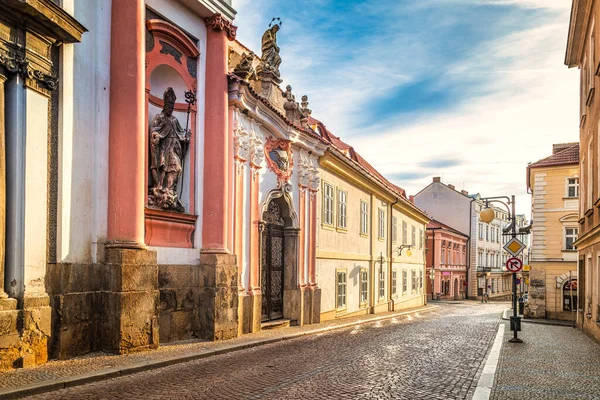Calle Con Iglesia San Juan Nepomuk Kutna Hora República Checa — Foto de Stock