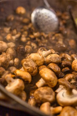 Piyasada taze kızartılmış mantar sunuluyor..