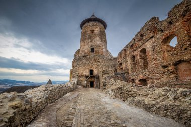Lubovna Kalesi, Slovakya 'nın kuzeyindeki Stara Lubovna kasabası üzerinde yükseliyor..