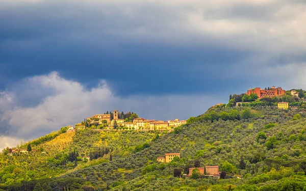 Montecatini Alto Średniowieczna Wioska Nad Miastem Montecatini Terme Otaczającym Krajobrazem — Zdjęcie stockowe