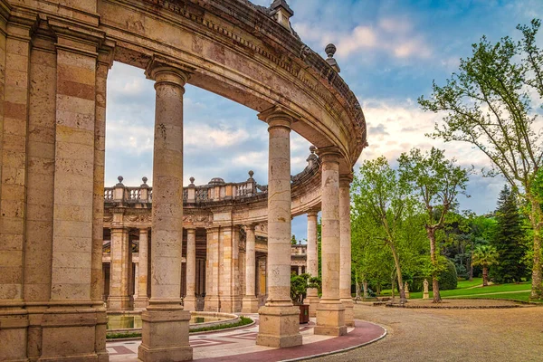 Montecatini Terme kasabasındaki spa parkı Tuscany, İtalya, Avrupa 'da gün batımında.
