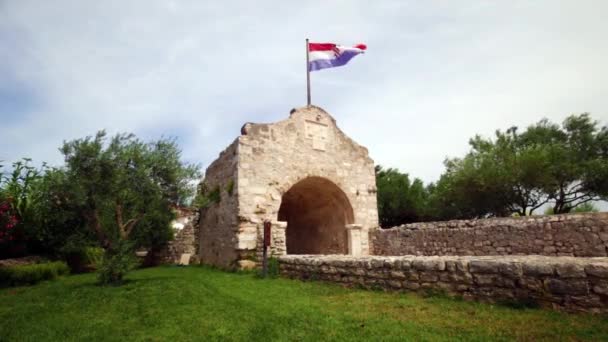 クロアチアのザダル郡ニン町のクロアチア語の旗を持つ市門 ヨーロッパ — ストック動画