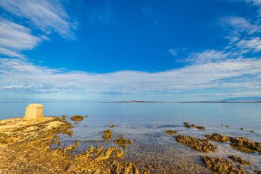 Adriyatik deniz manzarası. Hırvatistan 'ın Zadar İlçesi, Avrupa' nın Privlaka köyündeki Aziz Nicholas Şapeli.