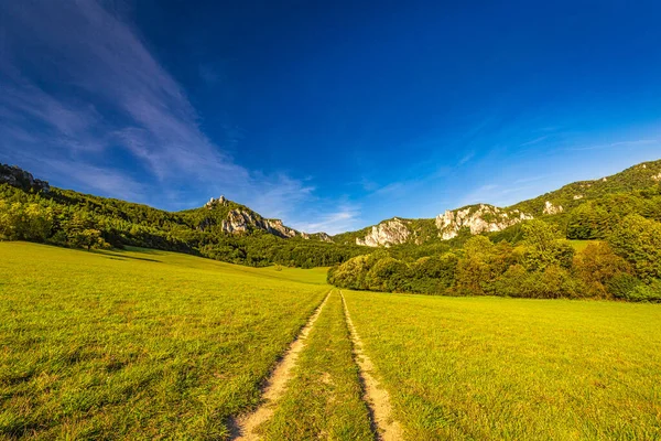 Polní Cesta Údolím Horské Krajiny Skalnatými Vrcholy Pozadí Letním Období — Stock fotografie