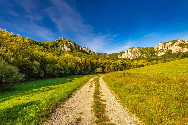 Uma Estrada Campo Através Vale Paisagem Montanhosa Com Picos Rochosos — Fotografia de Stock