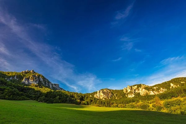 夏時間の日没時に背景に岩のピークと山の風景 国立自然保護区スロバキア スロバキア ヨーロッパ — ストック写真