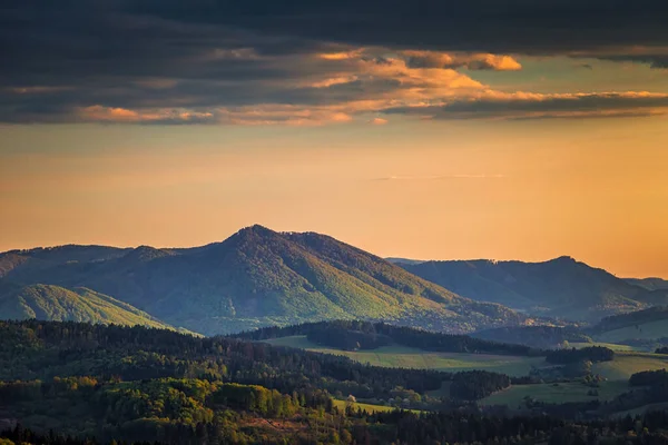 Górski Krajobraz Zachodzie Słońca Czasie Wiosny Widok Szczytu Skalistego Wzgórza — Zdjęcie stockowe