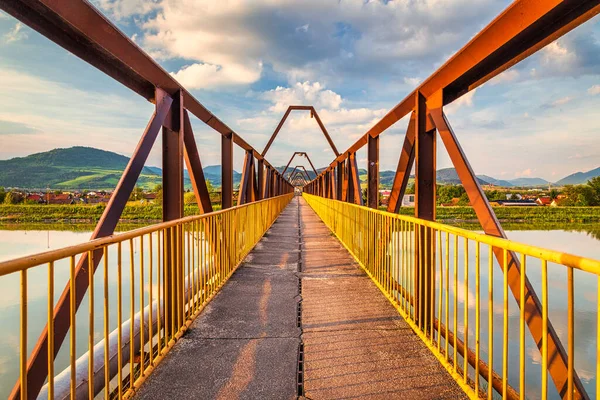 横跨大坝的人行铁桥 斯洛伐克北部 欧洲的Zilina水坝 — 图库照片