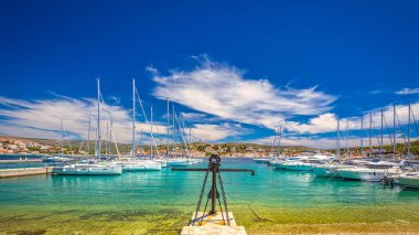 Rogoznica köyündeki Marina, Hırvatistan 'ın Adriyatik kıyısındaki popüler bir turizm beldesi.. 