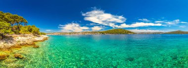 Adriyatik kıyısının Rogoznica köyü yakınlarındaki panoramik manzarası, Hırvatistan, Avrupa 'nın Adriyatik kıyısındaki Dalmaçya kıyılarında popüler bir turizm beldesi.