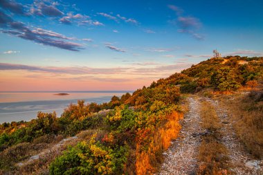 Günün renkli şafağında Primosten kasabası yakınlarındaki Loreto Heykelimizle Tepe, Hırvatistan, Avrupa.