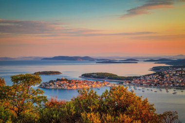 Adriyatik kıyılarının panoramik manzarası. Günün renkli şafağında Primosten kasabası, Hırvatistan ve Avrupa..