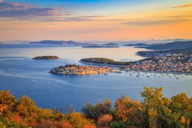Adriyatik kıyılarının panoramik manzarası. Günün renkli şafağında Primosten kasabası, Hırvatistan ve Avrupa..