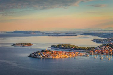 Günün renkli şafağında Adriyatik kıyısında Primosten kasabası, Hırvatistan ve Avrupa 'nın hava manzarası.