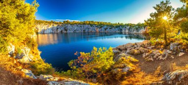 Zmajevo oko 'nun panoramik manzarası, gün batımında Ejderha Gözü Gölü. Hırvatistan 'ın Adriyatik kıyısında popüler bir turizm beldesi olan Rogoznica köyü, Europ