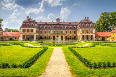 Rajec Nad Svitavou Kalesi. Çek Cumhuriyeti 'nin kuzeyindeki Brno şehrinde inşa edilen klasik Fransız tarzı şato..