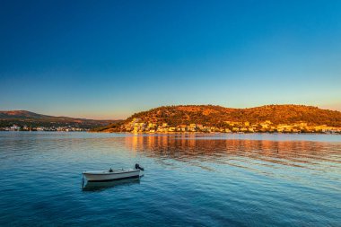 Hırvatistan, Avrupa 'daki Adriyatik Denizi' nin Dalmaçya kıyısındaki popüler bir turizm beldesi olan Rogoznica köyünde, deniz kıyısında gün batımı.