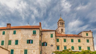 Fransisken manastırına ve Sibenik, Hırvatistan ve Avrupa 'daki çan kulesine sahip tarihi binalar.