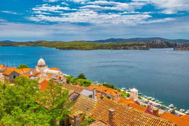 St. James Katedrali ile Sibenik 'in ufuk çizgisi. Hırvatistan, Avrupa 'daki Adriyatik Denizi' nin Dalmaçya kıyısında antik bir kasaba.