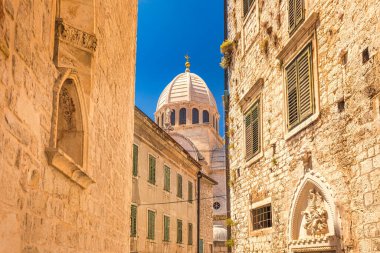 Sibenik 'te bir bazilika olan St. James Katedrali' nin tarihi mimarisi. Hırvatistan ve Avrupa 'daki Adriyatik Denizi' nin Dalmaçya kıyısında antik bir şehir.