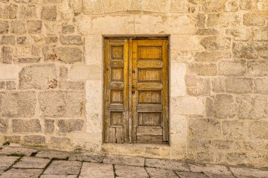 Sibenik 'te bir sokakta antik bir ahşap kapı. Hırvatistan, Avrupa 'daki Adriyatik Denizi' nin Dalmaçya kıyısında tarihi bir kasaba.