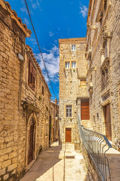 Sibenik 'te tarihi mimarisi olan bir sokak. Hırvatistan ve Avrupa 'daki Adriyatik Denizi' nin Dalmaçya kıyısında antik bir şehir.