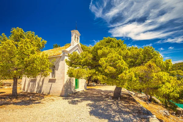 Hırvatistan, Avrupa 'daki Adriyatik Denizi' nin Dalmaçya kıyısındaki popüler bir turizm beldesi olan Rogoznica köyü yakınlarındaki Adriyatik kıyısındaki şapel..