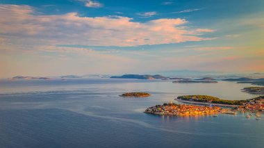 Adriyatik kıyılarının panoramik manzarası. Günün renkli şafağında Primosten kasabası, Hırvatistan ve Avrupa..