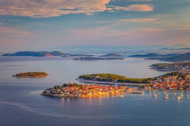 Adriyatik kıyılarının panoramik manzarası. Günün renkli şafağında Primosten kasabası, Hırvatistan ve Avrupa..