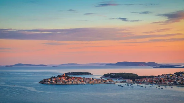 Vista Panorâmica Costa Adriático Com Cidade Primosten Alvorecer Colorido Dia — Fotografia de Stock