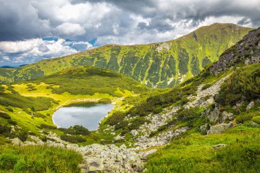 Tatra Ulusal Parkı 'nın Rohace bölgesindeki Dağ Gölü, Slovakya, Avrupa.