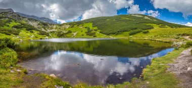 Tatra Ulusal Parkı 'nın Rohace bölgesindeki Dağ Gölü, Slovakya, Avrupa.