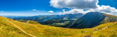 Tatra Ulusal Parkı, Slovakya, Avrupa 'nın Rohace bölgesindeki dağ manzarasının panoramik görüntüsü.