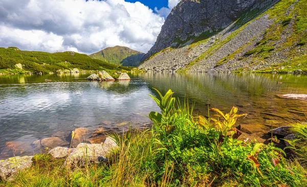 Lago Montagna Nella Zona Rohace Del Parco Nazionale Dei Tatra — Foto Stock