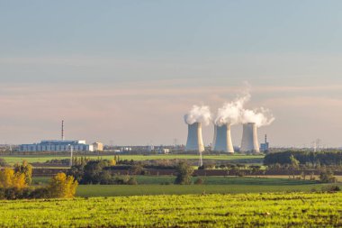 Enerji manzarası: Nükleer santral yayılan yeşil alanların ortasında, enerji üretimine katkıda bulunuyor.